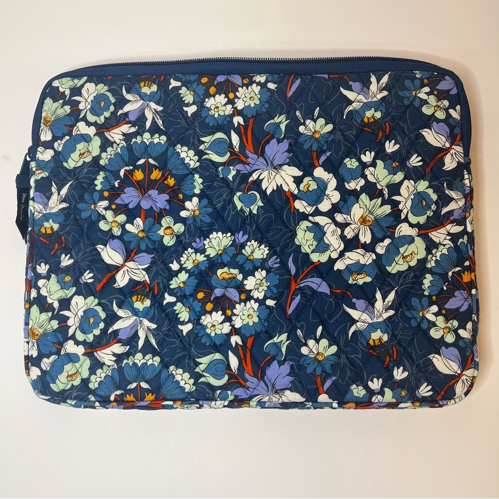 vera bradley / quilted cotton padded laptop sleeve in floral bursts pattern